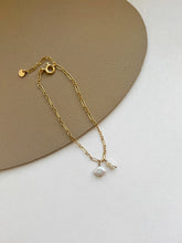 Load image into Gallery viewer, Frida 14k Gold Dainty Bracelet
